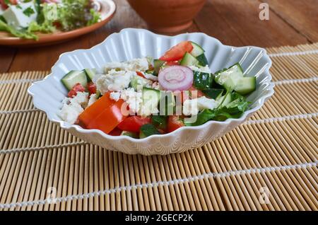 Srpska salata, insalata di verdure serbe a base di pomodori freschi a dadini, cetrioli e cipolle Foto Stock