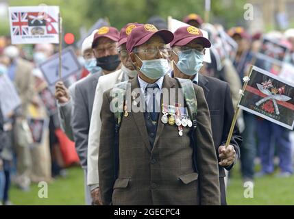 Londra, Regno Unito. Piazza del Parlamento, 18 agosto 2021. I soldati di Gurkha in pensione e le loro famiglie continuano la loro protesta contro la prestazione di pensione unfiar: t Foto Stock