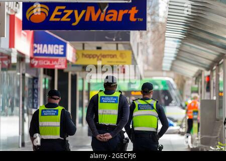 Melbourne, Australia, 9 agosto 2020. Un alto numero di forze di polizia si trova nel CBD durante il COVID-19 a Melbourne, Australia. Mentre le restrizioni della fase 4 continuano a strangolare la città di Melbourne, altri 394 nuovi casi di Coronavirus sono stati scoperti durante la notte insieme ai 17 decessi, il più letale di Victoria dall'inizio della crisi. Credit: Dave Hewison/Speed Media/Alamy Live News Foto Stock