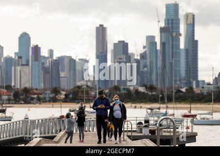 Melbourne, Australia, 9 agosto 2020. La gente del posto è vista riunirsi sul molo di St Kilda nonostante le restrizioni della fase 4 siano state applicate durante il COVID-19 a Melbourne, Australia. Mentre le restrizioni della fase 4 continuano a strangolare la città di Greater Melbourne, altri 394 nuovi casi di Coronavirus sono stati scoperti durante la notte insieme ai 17 morti, il più letale di Victoria dall'inizio della crisi. Credit: Dave Hewison/Speed Media/Alamy Live News Foto Stock