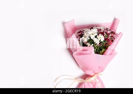 bouquet floreale su sfondo bianco con spazio copia, biglietto di auguri Foto Stock