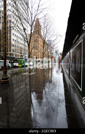 Melbourne, Australia, 14 agosto 2020. Una vista di una Wet Swanston Street durante il COVID-19 a Melbourne, Australia. Victoria ha registrato 14 decessi correlati a COVID, tra cui un 20 anni, che hanno segnato il più giovane a morire di Coronavirus in Australia, e altri 372 nuovi casi durante la notte. (Foto di Dave Hewison/Speed Media) Credit: Dave Hewison/Speed Media/Alamy Live News Foto Stock