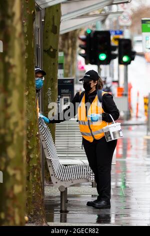 Melbourne, Australia, 14 agosto 2020. Le pulitrici si vedono superfici igienizzanti sotto la pioggia in città durante COVID-19 a Melbourne, Australia. Victoria ha registrato 14 decessi correlati a COVID, tra cui un 20 anni, che hanno segnato il più giovane a morire di Coronavirus in Australia, e altri 372 nuovi casi durante la notte. (Foto di Dave Hewison/Speed Media) Credit: Dave Hewison/Speed Media/Alamy Live News Foto Stock