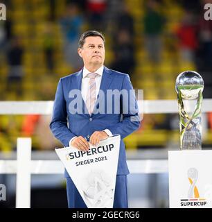 Christian SEIFERT (amministratore delegato DFL) alla cerimonia di premiazione Soccer Supercup Final, Borussia Dortmund (DO) - FC Bayern Monaco (M) 1: 3, il 17 agosto 2021 a Dortmund/Germania. Le normative DFL vietano l'uso di fotografie come sequenze di immagini e/o quasi-video Â Foto Stock