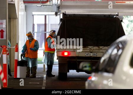 Bendigo, Australia, 21 agosto 2020. Gli operatori sanitari e l'ADF continuano a testare il Coronavirus alla Bendigo Health Drive attraverso la stazione di test durante COVID-19 a Bendigo, Australia. Nonostante il grande consiglio di Bendigo abbia solo 27 casi attivi di Coronavirus e che sta cadendo, la città si sta ribellando alle restrizioni della terza fase in cui le imprese stanno chiudendo, le crescenti preoccupazioni per la salute mentale e l'obbligo di indossare maschere facciali, in molti casi quando le strade sono completamente vuote. Victoria ha registrato altri 179 nuovi casi durante la notte e altre 9 persone sono scomparse, portando gli stati d Foto Stock