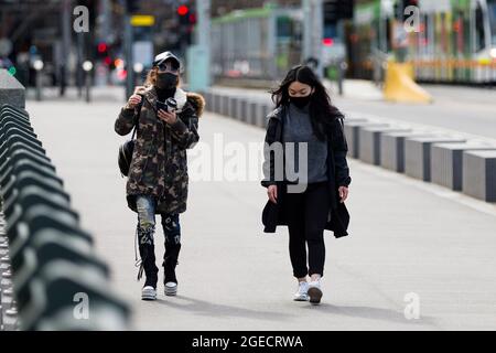 Melbourne, Australia, 25 agosto 2020. I Melbourniani indossano maschere godono la loro un'ora all'aperto nel CBD. (Foto di Dave Hewison/Speed Media) Credit: Dave Hewison/Speed Media/Alamy Live News Foto Stock