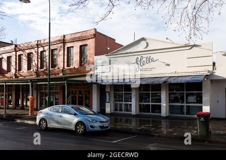 Bendigo, Australia, 21 agosto 2020. Lo Stella Wine Bar and Cafe serve servizio di asporto solo quando la città di Bendigo si presenta sotto la pressione delle restrizioni della fase 3 durante il COVID-19 a Bendigo, Australia. Nonostante il grande consiglio di Bendigo abbia solo 27 casi attivi di Coronavirus e che sta cadendo, la città si sta ribellando alle restrizioni della terza fase in cui le imprese stanno chiudendo, le crescenti preoccupazioni per la salute mentale e l'obbligo di indossare maschere facciali, in molti casi quando le strade sono completamente vuote. Victoria ha registrato altri 179 nuovi casi durante la notte e altre 9 persone sono passate via, portando la st Foto Stock