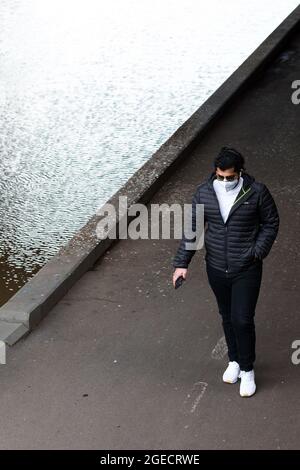 Melbourne, Australia, 25 agosto 2020. I Melbourniani indossano maschere godono la loro un'ora all'aperto nel CBD. (Foto di Dave Hewison/Speed Media) Credit: Dave Hewison/Speed Media/Alamy Live News Foto Stock