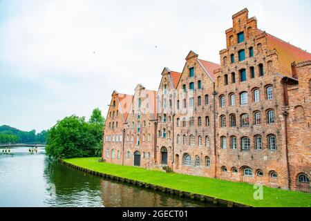 Il Salzspeicher è una fila di magazzini salini lungo il fiume in mattoni costruiti in stile rinascimentale tra il 1579 e il 1745. Presa a Lubeck, Germania su J Foto Stock