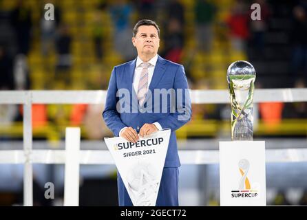 Christian SEIFERT (amministratore delegato DFL) alla cerimonia di premiazione Soccer Supercup Final, Borussia Dortmund (DO) - FC Bayern Monaco (M) 1: 3, il 17 agosto 2021 a Dortmund/Germania. Le normative DFL vietano l'uso di fotografie come sequenze di immagini e/o quasi-video Â Foto Stock