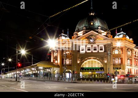 Melbourne, Australia, 27 agosto 2020. Vista della stazione di Flinders Street sotto il coprifuoco. (Foto di Dave Hewison/Speed Media) Credit: Dave Hewison/Speed Media/Alamy Live News Foto Stock