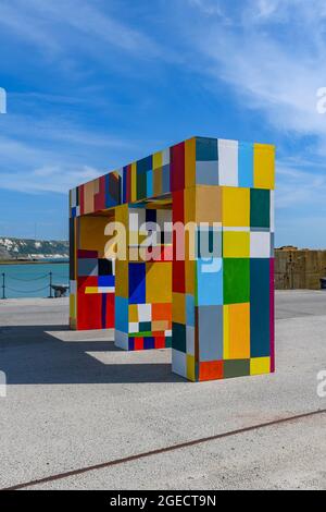 Porte del mare (Atsiaƒu ƒe agbo nu) di atta Kwami. Alla Triennale di Folkestone 2021. I colorati archi si trovano all'ingresso del Harbour Arm. Foto Stock