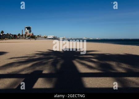 Melbourne, Australia, 8 settembre 2020. Una vista di Port Melbourne Beach mentre Melbourne vede la sua giornata piu' calda in mesi durante il COVID-19 a Melbourne, Australia. I Melbourniani godono del sole mentre lo Stato di Victoria si tuffa più in profondità nella recessione con una depressione che sembra più probabile, la fiducia nel governo Andrews sta vacillando nel rilascio della loro Road Map fuori dei mondi più draconiani e più a lungo termine restrizioni. La comunità medica ha colpito contro il Premier Daniel Andrews suggerendo il suo approccio di visione tunnel sta causando più danni della malattia. Victoria ne registrò un altro Foto Stock