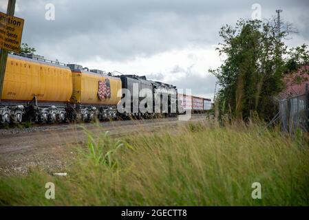 Houston, Stati Uniti. 18 agosto 2021. Il Big Boy di Union Pacific si trova a Beaumont, Texas, mercoledì 18 agosto 2021, mentre si deposita per la notte. Big Boy è il motore a vapore più grande al mondo; costruito nel 1941, è alto 17 piedi e lungo 133 piedi. È stato recentemente restaurato ed è attualmente in tournée negli Stati Uniti. (Foto di Jennifer Lake/SIPA USA) Credit: Sipa USA/Alamy Live News Foto Stock