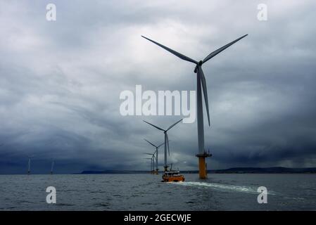 La Teesside Wind Farm con la Windcat 7 equipaggi di trasporto che sostiene le turbine eoliche azionate da EDF Foto Stock