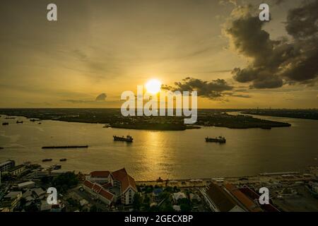 Vista dall'alto di Samut Prakan, Thailandia. Tramonto sul fiume Chao Phraya, cielo arancione. Foto Stock