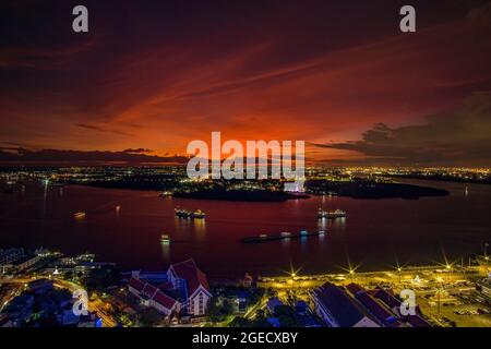 Vista dall'alto di Samut Prakan, Thailandia. Tramonto sul fiume Chao Phraya, cielo arancione. Foto Stock
