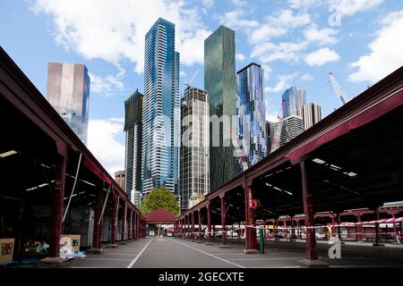 Melbourne, Australia, 10 ottobre 2020. Una vista del CBD dal Queen Victoria Market durante il COVID-19 a Melbourne, Australia. Il Premier Daniel Andrews ha rotto la notizia che Victoria non allenterà le restrizioni la prossima settimana. Molti esperti temevano che i punti di attivazione per facilitare le restrizioni fossero impostati impossibilmente bassi, tuttavia il Premier ha dichiarato nella sua conferenza stampa di oggi che il virus è tutto ciò che conta e non importa quanto tempo ci vuole, i vittoriani continueranno ad essere costretti a sopportare un duro blocco. Lo stato ha registrato 14 nuovi casi e zero morti durante la notte, portando la media mobile di 14 giorni a 9.5, a f Foto Stock