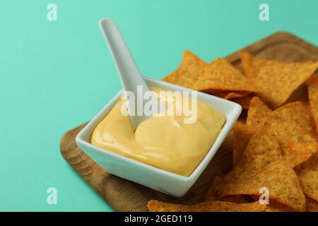 A bordo con salsa al formaggio e patatine a base di menta Foto Stock