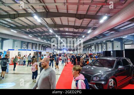 Farnborough, 19th agosto 2021. Il British Motor Show si apre per una mostra di tre giorni di motorsport, auto classiche, auto elettriche e supercar al Farnborough International Exhibition and Conference Centre. Foto Stock