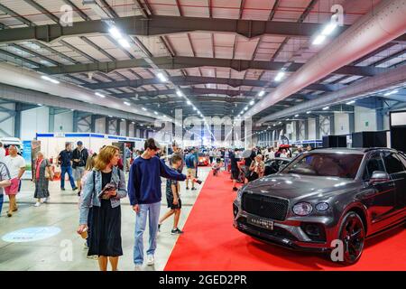 Farnborough, 19th agosto 2021. Il British Motor Show si apre per una mostra di tre giorni di motorsport, auto classiche, auto elettriche e supercar al Farnborough International Exhibition and Conference Centre. Foto Stock
