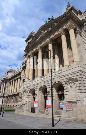 BUDAPEST, UNGHERIA - 19 GIUGNO 2014: Passeggiata della gente al Museo Etnografico di Budapest. È la città più grande dell'Ungheria e la nona più grande dell'UE (3.3 miglia Foto Stock