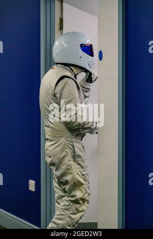 Lo Stig ha tardato il casco alla mostra britannica del Motor Show di motorsport, auto classiche, auto elettriche e supercar al Farnborough International Exhibition and Conference Centre. Foto Stock