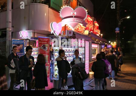 TOKYO, GIAPPONE - 4 DICEMBRE 2016: La gente visita il negozio di pancake di cuore Angels nel distretto di Harajuku di Tokyo, Giappone. Harajuku è una cultura giovanile popolare e. Foto Stock