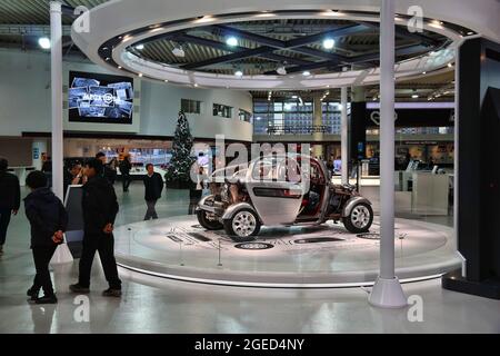 TOKYO, Giappone - 2 dicembre 2016: futuristico concept car presentata in Mega Web: Toyota città vetrina. Mega Web è una manifestazione pubblica di Toyota auto uomo Foto Stock