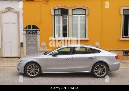 FARO, Portogallo - 30 Maggio 2018: Audi A5 Sportback sedan auto parcheggiate a Faro. Il Portogallo ha 470 veicoli immatricolati per 1000 abitanti. Foto Stock