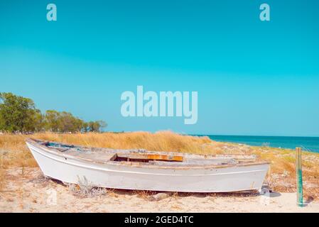 Splendido paesaggio sulla spiaggia con piccola barca da pesca tradizionale Foto Stock