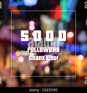 5000 follower. La pietra miliare dei social media. Grazie firma. Foto Stock