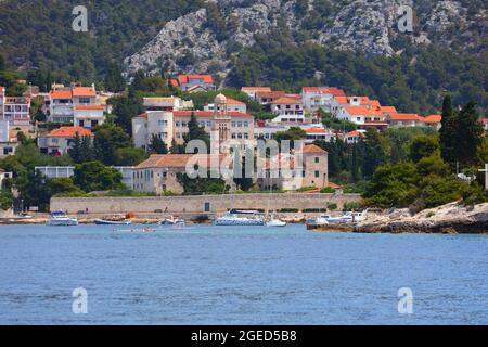 Città di Hvar sull'isola di Hvar in Croazia. Chiesa francescana monastero sulla costa. Vista estiva in Croazia. Foto Stock