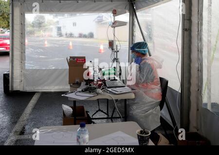 Colac, Australia, 21 luglio 2020. COVID-19 Frontline personale medico di test sono visti in un sito pop-up a Colac Area Health. Victoria ha registrato 374 nuovi casi durante la notte con 3 ulteriori morti, gli operatori sanitari sono occupati al Colac drive attraverso la struttura di test nella regione Victoria. Credit: Keating/Speed Media/Alamy Live News Foto Stock