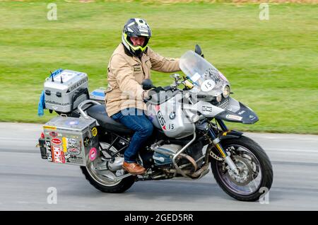 Charley Boorman in sella alla BMW R1150GS Avventura moto su la pista di salita al Goodwood Festival of Speed Motor Racing evento 2014. Foto Stock