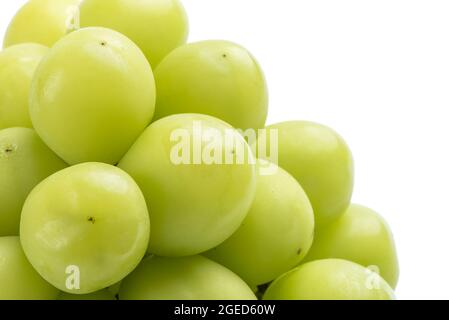 Primo piano di un bel mazzo di Shine Muscat verde uva isolato su sfondo bianco, ritaglio percorso. Foto Stock