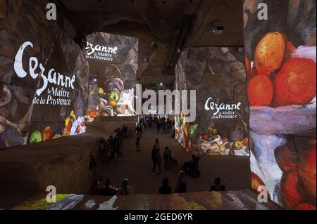 Les Baux-de-Provence (13): Le Carrières de Lumières, centro d'arte digitale che proietta mostre immersive, etichettate come 'sito naturale elencato'. Proiezione di opere del pittore Cezanne. - Foto di Delmarty J/ANDBZ/ABACAPRESS.COM Foto Stock