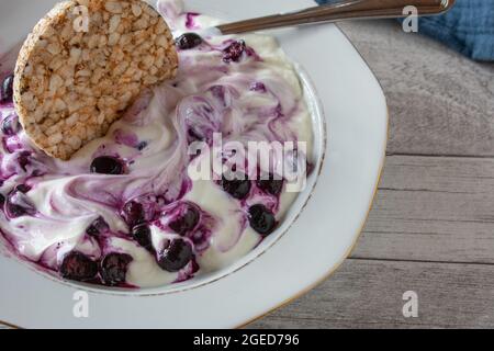 Skyr con cracker di frutta e riso. Colazione senza glutine con proteine vegetariane Foto Stock