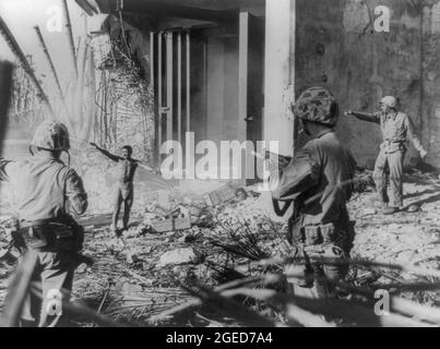 Isole MARSHALL - 02 febbraio 1944 - Soldato giapponese che si arrenderà a tre soldati statunitensi nelle Isole Marshall - Foto: Geopix/J Fabian Foto Stock