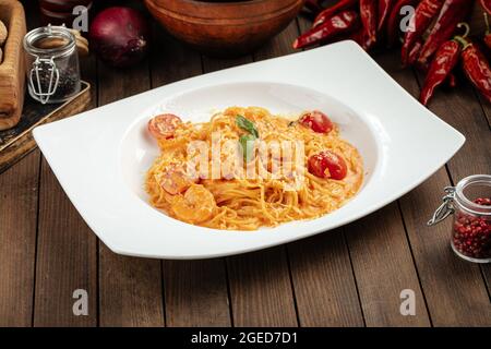 Spaghetti con gamberi e salsa di pomodoro Foto Stock