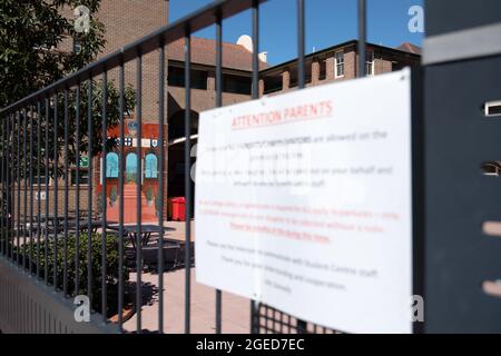 Parramatta, Australia, 17 agosto 2020. Una visione generale del Collegio nostra Signora della Misericordia a Parramatta che è stato chiuso a causa di sei studenti che hanno testato positivo al coronavirus. Il NSW ha registrato sette nuovi casi di COVID-19 nelle ultime 24 ore con sei acquisizioni locali e uno in quarantena alberghiera. Credit: Steven Markham/Speed Media/Alamy Live News Foto Stock