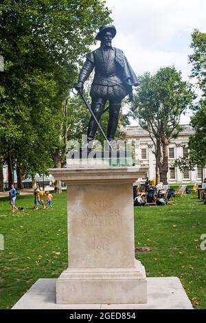 Greenwich, Londra, 2021. La statua di Sir Walter Raleigh si erge orgogliosamente fuori dal Royal Naval College. Era un favorito della regina Elisabetta i perché o Foto Stock