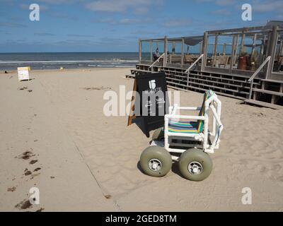 Speciale sedia a rotelle da spiaggia per dare ai disabili la possibilità di godere della spiaggia a Paal 15, Texel Island, Paesi Bassi Foto Stock