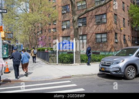 New York, NY, USA - 19 ago 2021: Cartello che indica la posizione di Elliott Houses sulla W 25th St., uno sviluppo NYCHA Foto Stock