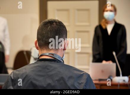19 agosto 2021, Amburgo: Il convenuto accusato di tentato omicidio si trova in aula prima dell'inizio del processo. Il 32-year-old imputato presumibilmente ha tentato di rompere in gazebos il 27 gennaio 2021. Quando un ufficiale civile femminile si è reso conto di lui, avrebbe colpito la testa con un pesante ferro angolare. Quando il collega dell'ufficiale civile si è Unito a lei, l'assalente presumibilmente ha lasciato andare di lei e lo ha punito pure. I 32 anni sono accusati di due tentativi di omicidio, di tentato furto in un caso particolarmente grave, di danni fisici pericolosi e di aggressione a un ufficio di polizia Foto Stock