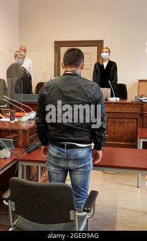19 agosto 2021, Amburgo: Il convenuto (davanti) accusato di tentato omicidio si trova nel tribunale prima dell'inizio del processo. Il 32-year-old accusato presumibilmente ha provato a rompere in arbours di giardino il 27.1.2021. Quando un funzionario civile femmina si rese conto di lui, avrebbe colto la testa con un pesante ferro ad angolo. Quando il collega dell'ufficiale civile si è Unito a lei, l'assalente presumibilmente ha lasciato andare di lei e lo ha punito pure. L'età di 32 anni è accusato di due volte di tentato omicidio, tentato furto in un caso particolarmente grave, pericoloso danno corporeo e attacco a un'offi dell'applicazione della legge Foto Stock