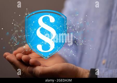 Uomo che tiene l'icona della legge nelle sue mani Foto Stock