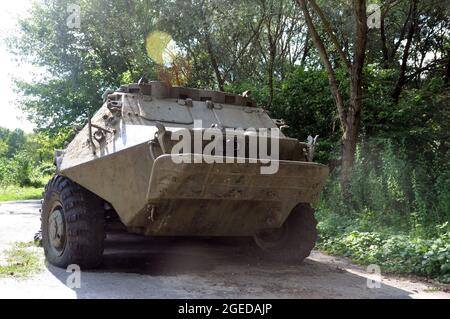 Portatore sovietico di personale corazzato anfibio, BTR-60P. Attrezzatura militare distrutta. Guerra. Foto Stock