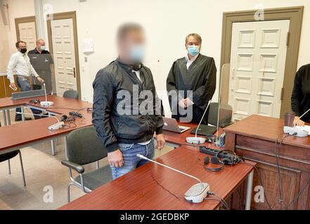 19 agosto 2021, Amburgo: L'accusato di tentato omicidio (2° da destra) e il suo avvocato Rasul Özpek (destra) stanno in aula prima dell'inizio del processo. Il 32-year-old imputato presumibilmente ha provato a rompere in arbors del giardino il 27.1.2021. Quando un funzionario civile femmina si rese conto di lui, avrebbe colto la testa con un pesante ferro ad angolo. Quando il collega dell'ufficiale civile si è Unito a lei, l'assalente presumibilmente ha lasciato andare di lei e lo ha punito pure. L'età di 32 anni è accusato di due volte di tentato omicidio, tentato furto in un caso particolarmente grave, pericoloso danno corporeo e. Foto Stock