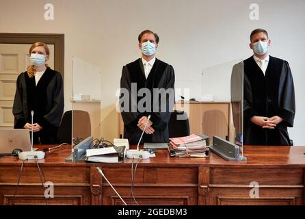 19 agosto 2021, Amburgo: I giudici Frau Witzke (l-r), Thees Willemer e Christian Lismann si trovano in aula prima dell'inizio del processo. Un imputato di 32 anni si dice abbia tentato di sfrangere in arbours da giardino il 27.1.2021. Quando un funzionario civile femmina si rese conto di lui, avrebbe colto la testa con un pesante ferro ad angolo. Quando il collega dell'ufficiale civile si è Unito a lei, l'assalente presumibilmente ha lasciato andare di lei e lo ha punito pure. Il 32-year-old è accusato di due conteggi di tentato omicidio, tentato furto in un caso particolarmente serio, danno corporeo pericoloso e assalto a un l Foto Stock